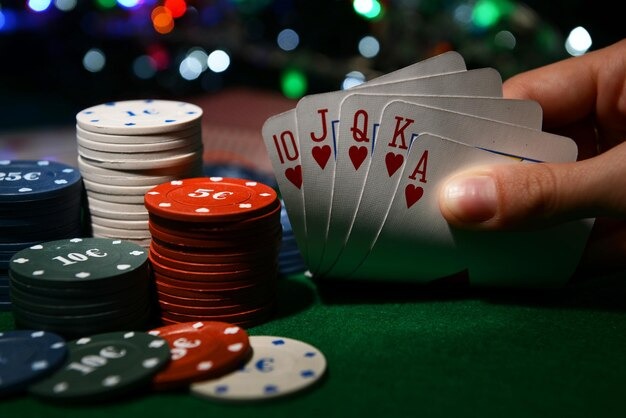 Hand comparison screen showing winner and payout amount